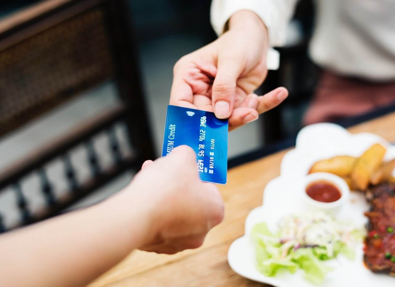 Hospitality Businesses Going Cashless: The Pros & The Cons | Bizimply